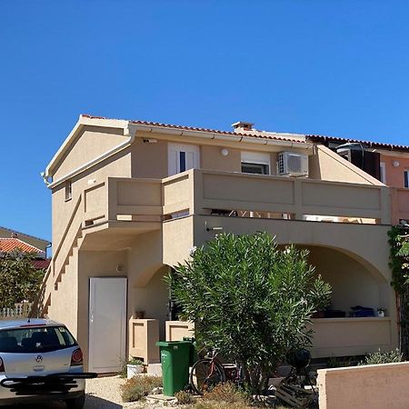 Beachfront Apartment Vir Luaran gambar